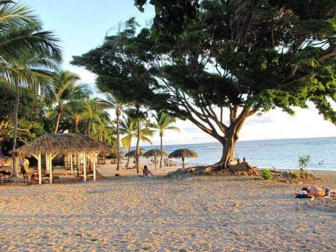 Location VillaAppartement en Guadeloupe - toujours la plage avec ses carbets ...