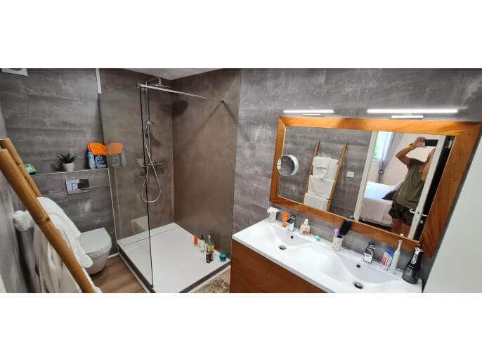 Location VillaAppartement en Guadeloupe - salle de bain parentale avec douche et wc