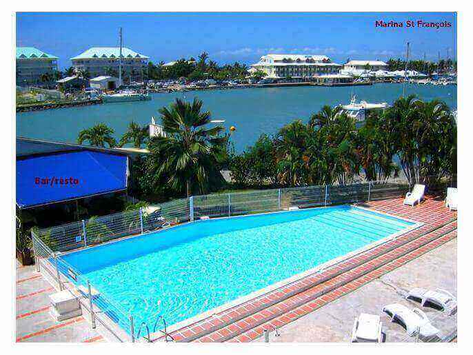 Location VillaAppartement en Guadeloupe - piscine de la rsidence avec en arrire plan la Marina