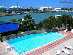 location Maison Villa Guadeloupe - piscine de la rsidence avec en arrire plan la Marina