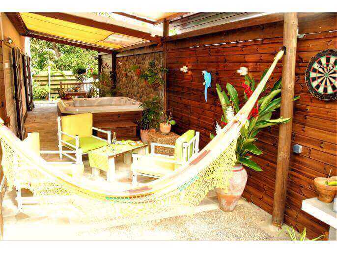 Location VillaMaison/Appartement en Guadeloupe - La terrasse ct salon extrieur