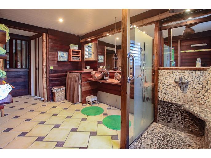 Location VillaMaison/Appartement en Guadeloupe - Salle de bain adapte PMR
