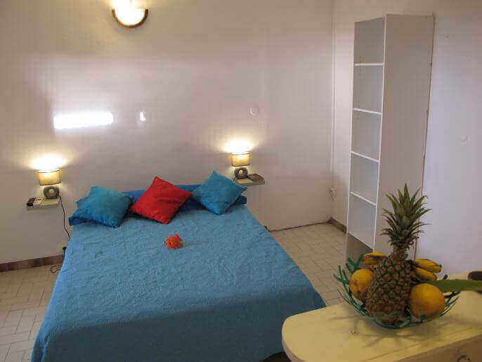 Location VillaMaison/Appartement en Guadeloupe - Chambre meuble