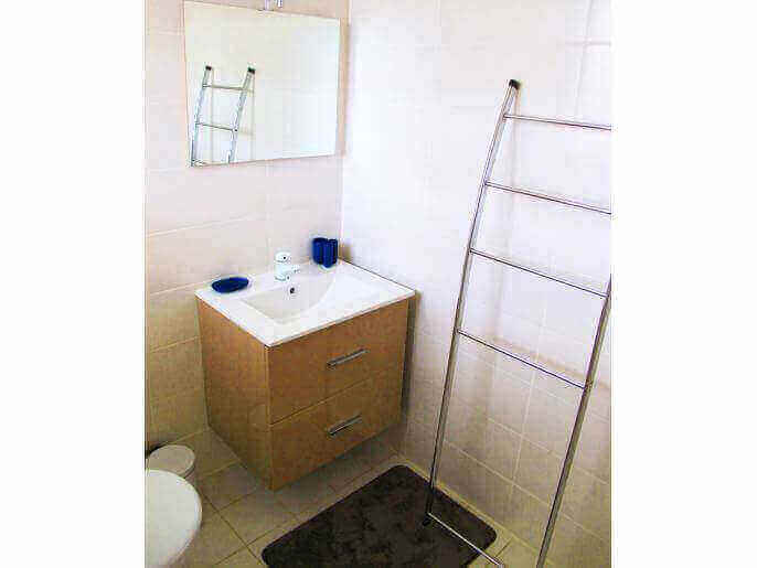 Location VillaMaison/Appartement en Guadeloupe - Salle d'eau, wc, eau chaude solaire, douche attenante  la 2me chambre