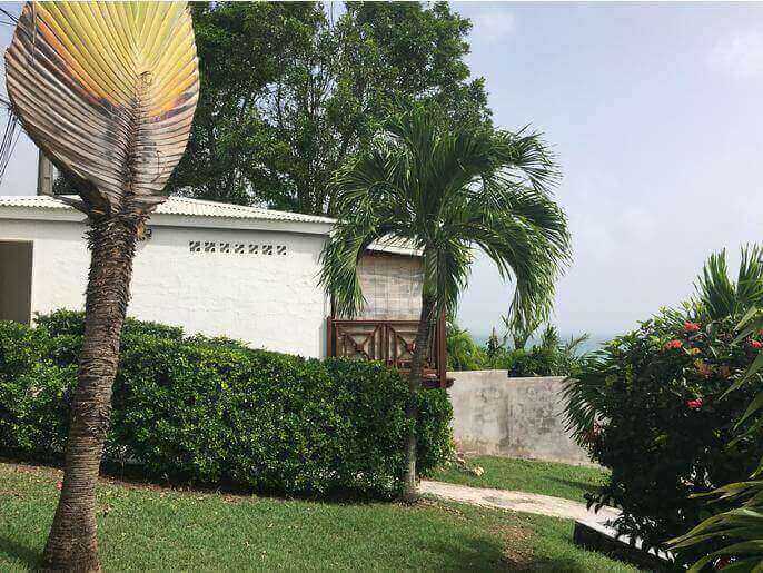 Location VillaMaison en Guadeloupe - Jardin et vue sur le bungalow indpendant