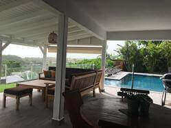 location Maison Villa Guadeloupe - Ct terrasse couverte de 50m2 avec carrelage anti-drapant vue sur la piscine et la mer