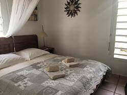 location Maison Villa Guadeloupe - Chambre climatise RDC droite avec lit de 160 avec placard