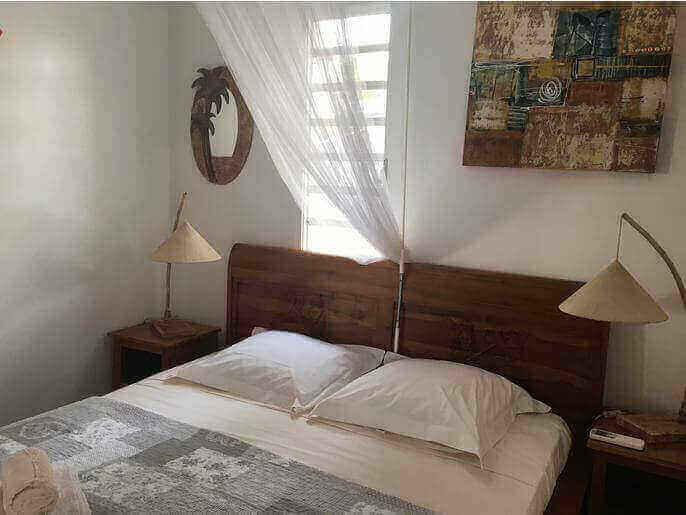 Location VillaMaison en Guadeloupe - Chambre climatise RDC droite avec lit de 160 avec placard