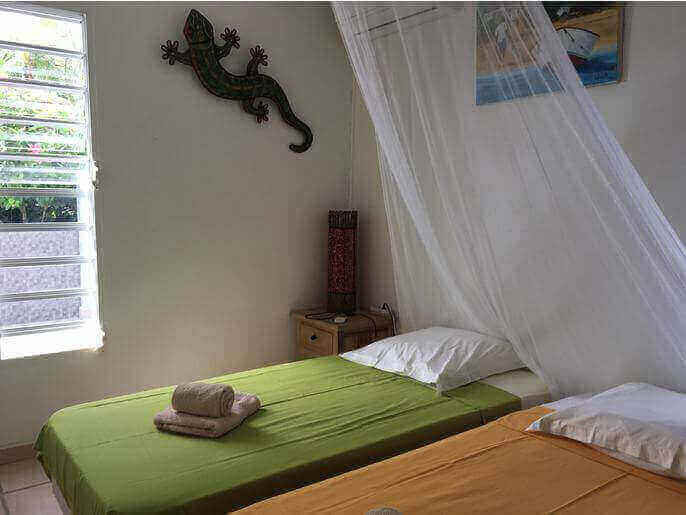 Location VillaMaison en Guadeloupe - Chambre climatise RDC gauche avec 2 lits de 90 (pouvant tre unifis) avec placard