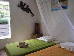 location Maison Villa Guadeloupe - Chambre climatise RDC gauche avec 2 lits de 90 (pouvant tre unifis) avec placard