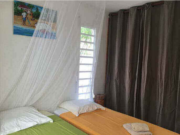 Location VillaMaison en Guadeloupe - Chambre climatise RDC gauche avec 2 lits de 90 (pouvant tre rapprochs) avec placard