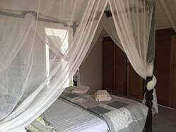 location Maison Villa Guadeloupe - Suite (chambre avec salle de douche et WC indpendant)  climatise  l'tage droite avec lit de 180 avec placard