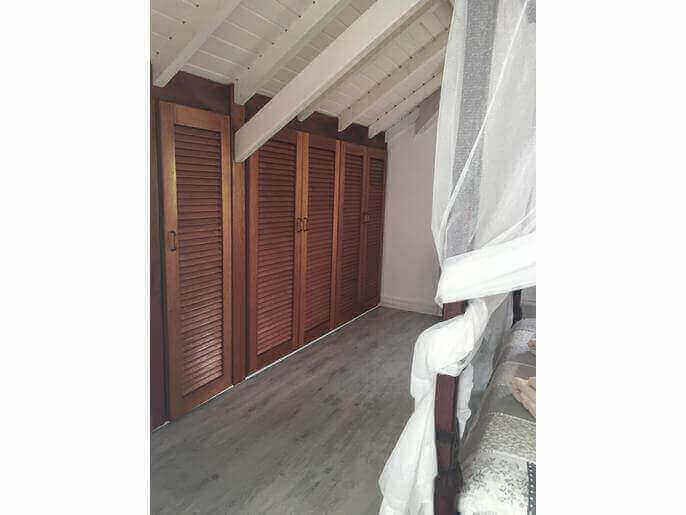 Location VillaMaison en Guadeloupe - Suite (chambre avec salle de douche et WC indpendant)  climatise  l'tage droite avec lit de 180 avec placard