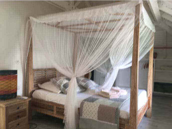 Location VillaMaison en Guadeloupe - Suite (chambre avec salle de douche et WC indpendant)  climatise  l'tage gauche avec lit de 160 avec placard