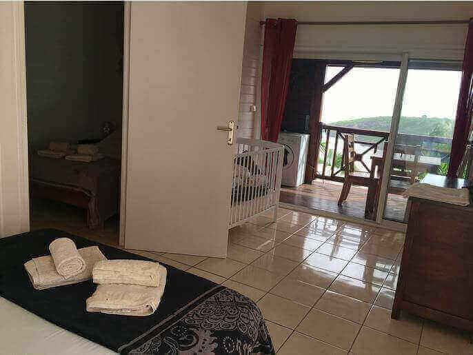 Location VillaMaison en Guadeloupe - Pice  vivre avec lit 140 et lit bb