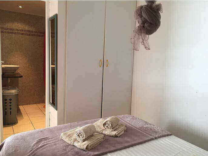 Location VillaMaison en Guadeloupe - Chambre du bungalow climatise avec sa salle de douche/WC