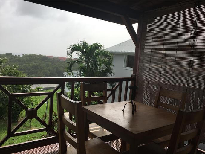Location VillaMaison en Guadeloupe - terrasse du bungalow coin repas