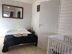 location Maison Villa Guadeloupe - bungalow pice  vivre ventile lit 140 et lit bb