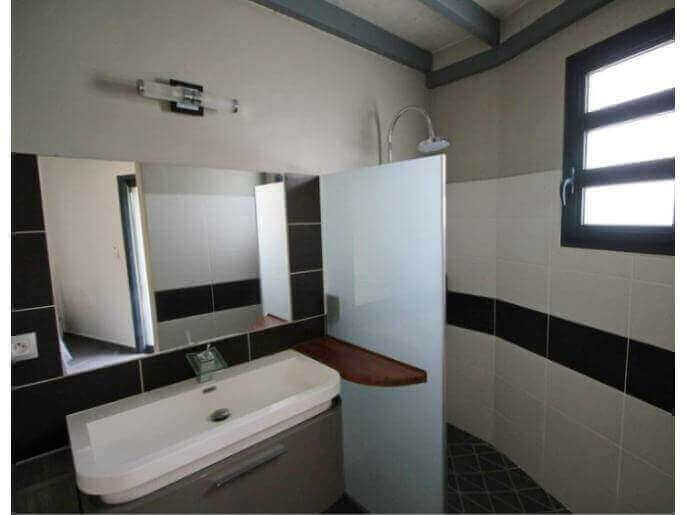 Location VillaMaison en Guadeloupe - Mme cette salle de bain  vous aurez un plaisir d'y prendre une douche 